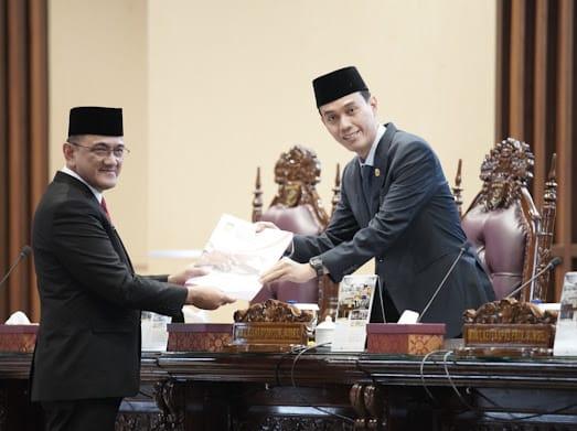 DPRD Prov. Sumsel mendengarkan dan dapat menerima jawaban Gubernur atas Pandangan Umum Fraksi-fraksi terhadap Raperda APBD Prov.Sumsel TA 2025